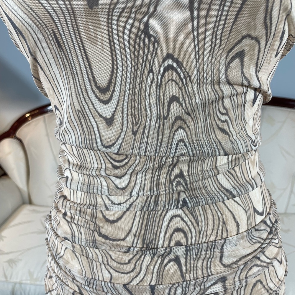 Dynamite Retro Print Ruched Dress - Picture 9 of 15